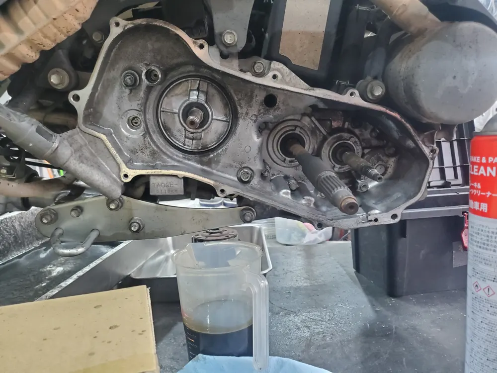整備作業の写真（車両の分解・整備）