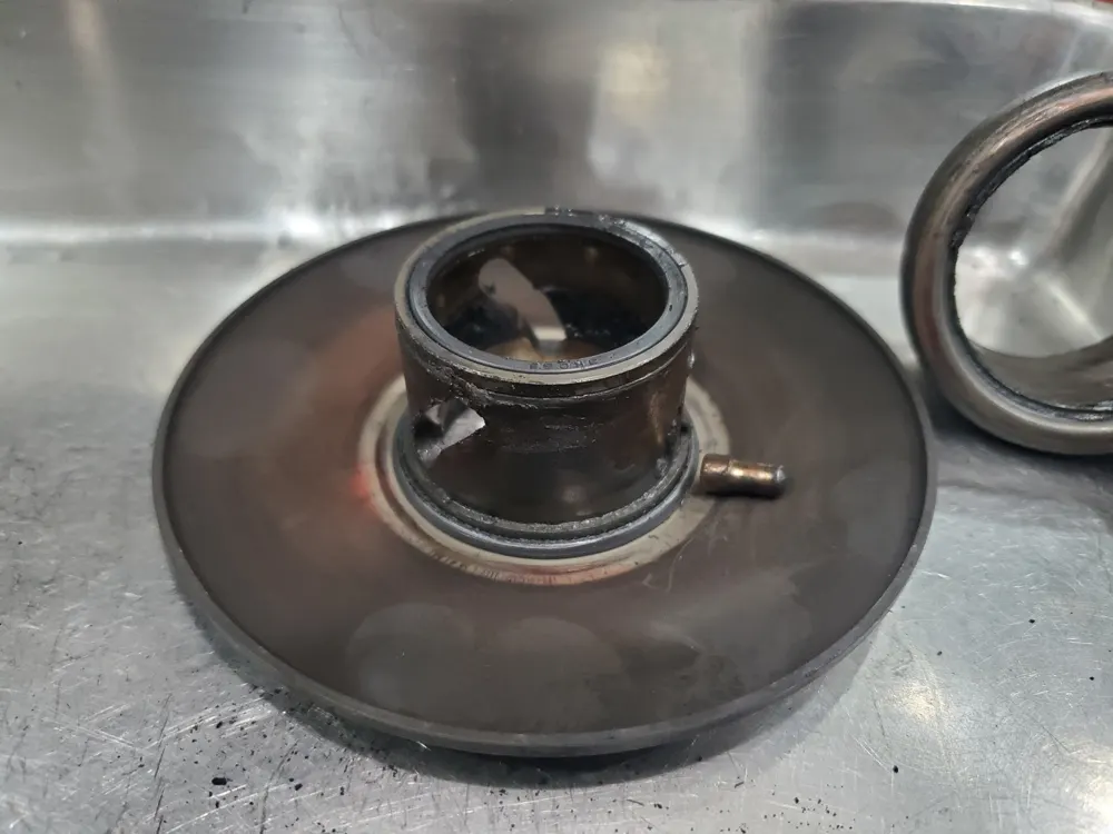 整備作業の写真（駆動系部品の点検）