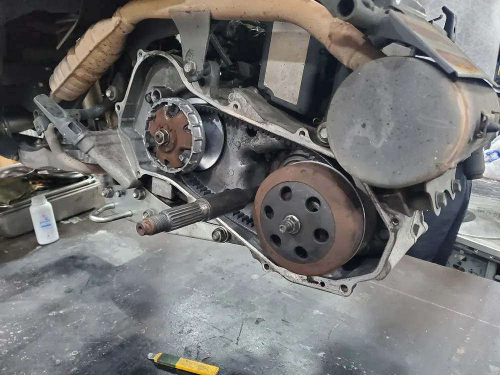 整備作業の写真（車両の分解・整備）