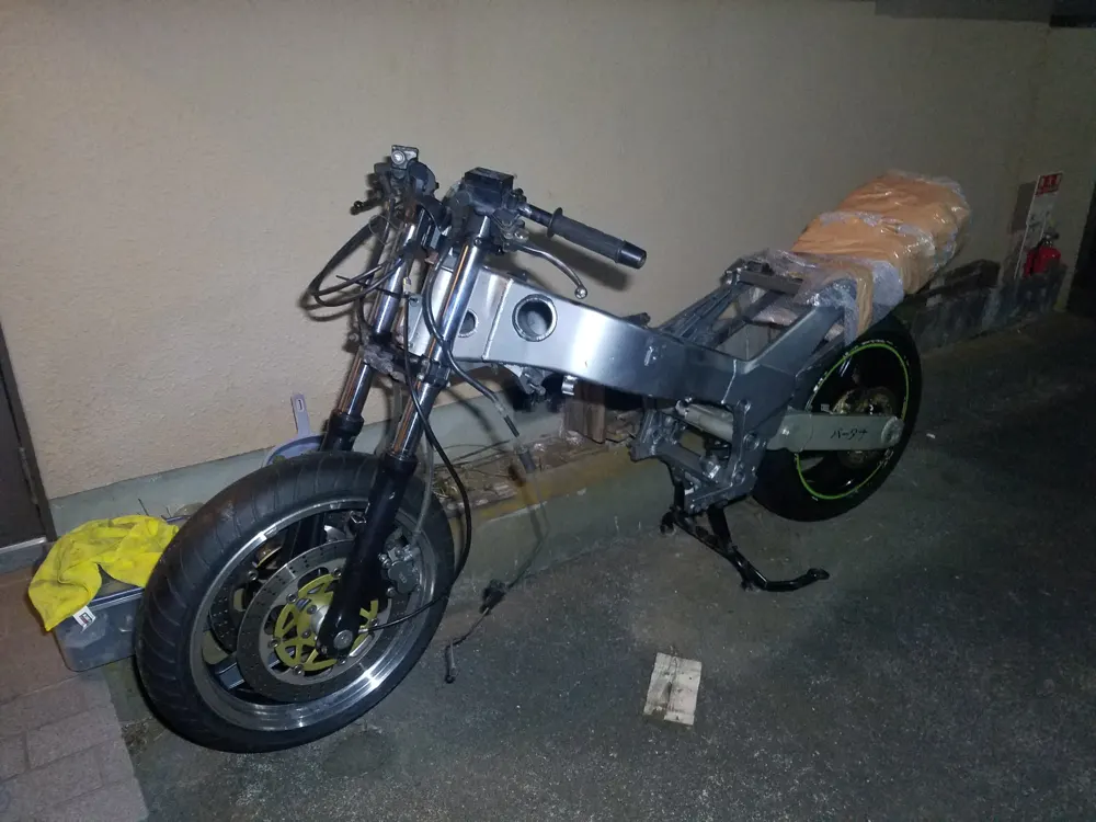 整備作業の写真（車両の分解・整備）