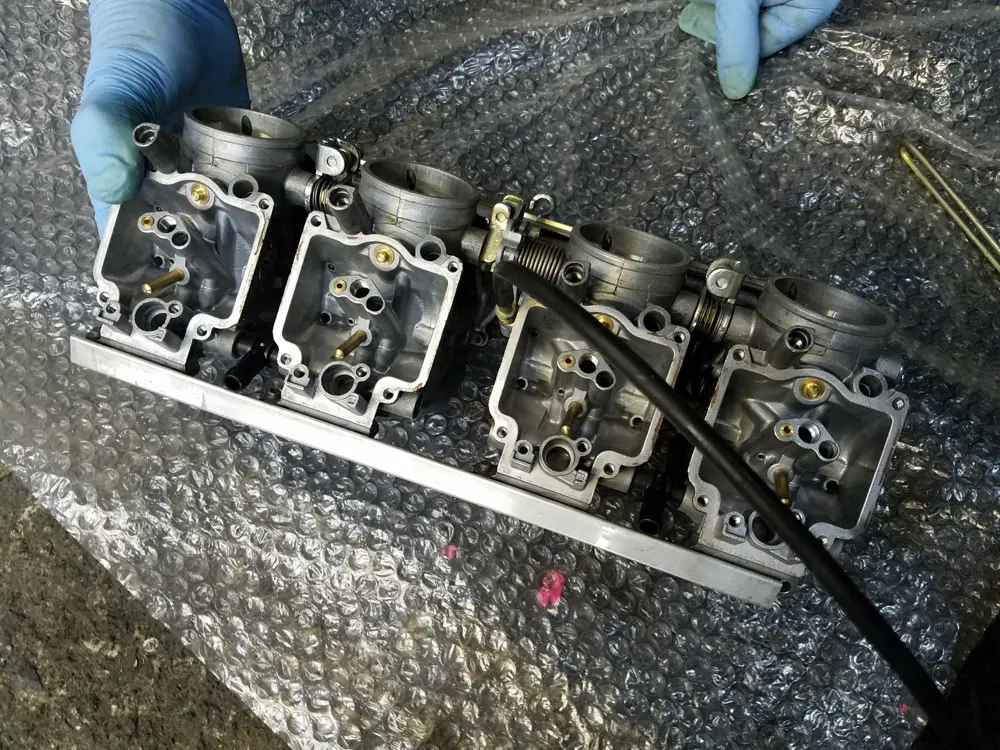 整備作業の写真（車両の分解・整備）