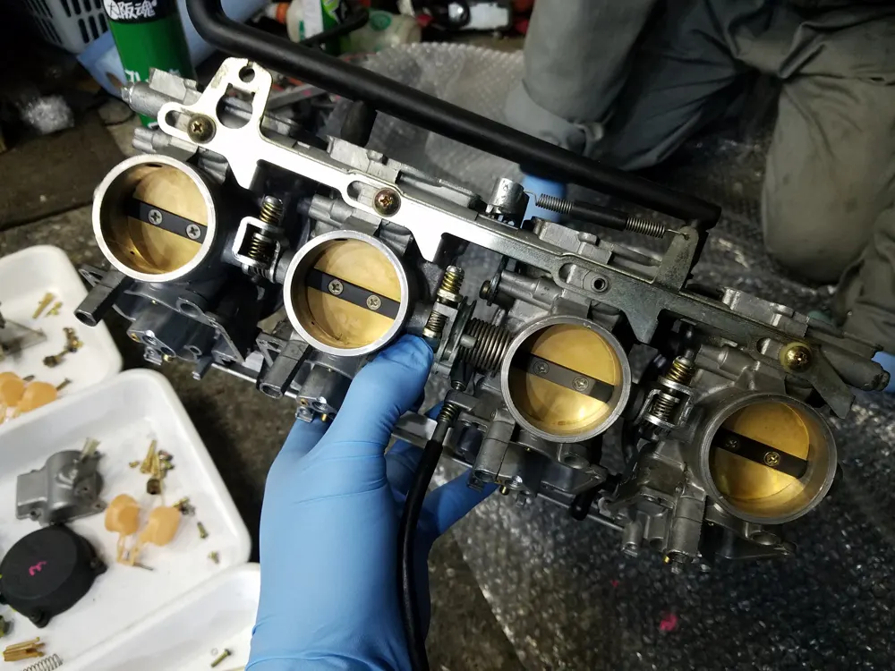 整備作業の写真（車両の分解・整備）