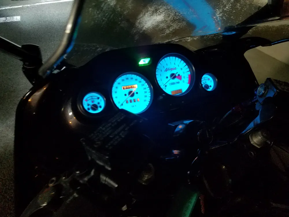 整備作業の写真（車両の分解・整備）