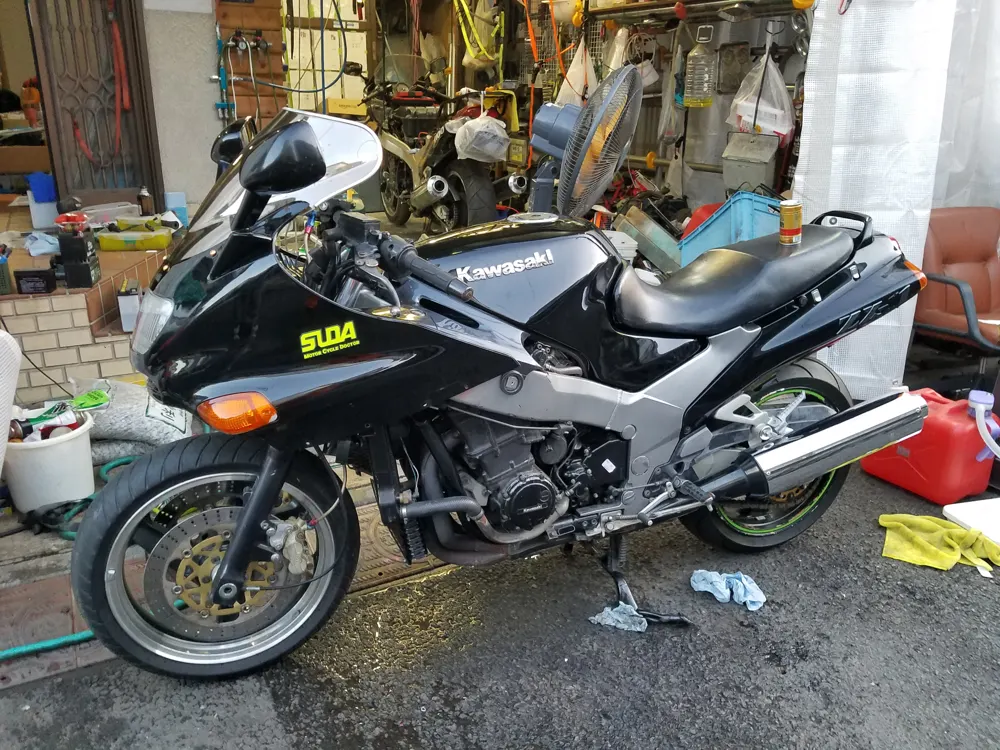 整備作業の写真（車両の分解・整備）