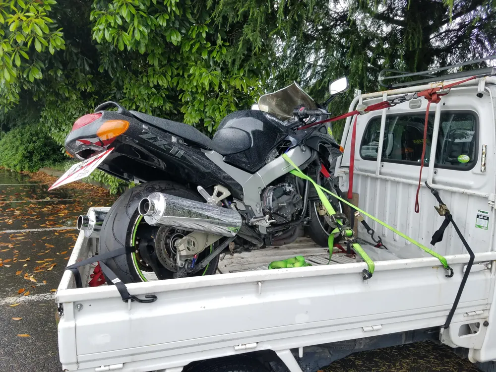 整備作業の写真（車両の分解・整備）