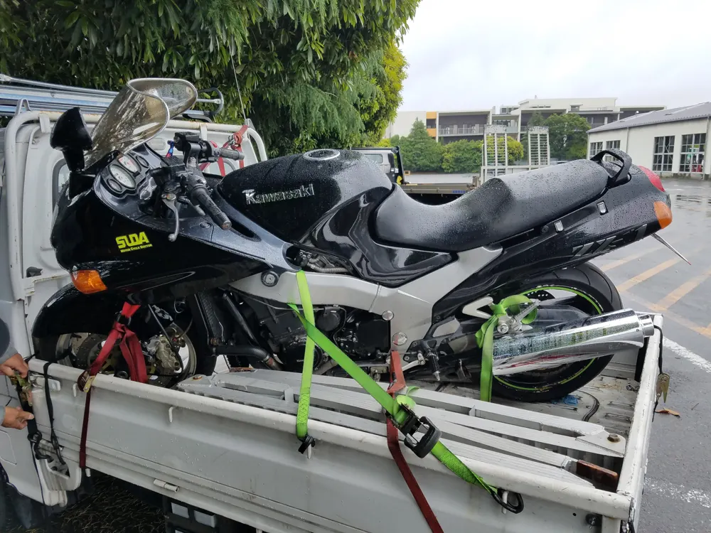整備作業の写真（車両の分解・整備）