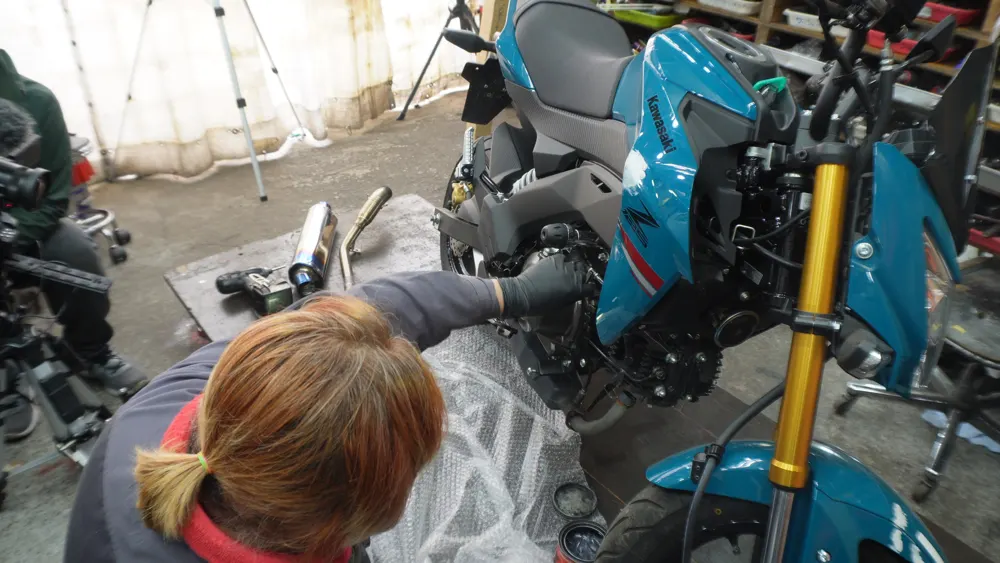 整備作業の写真（車両の分解・整備）