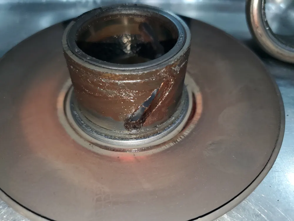 整備作業の写真（駆動系部品の点検）