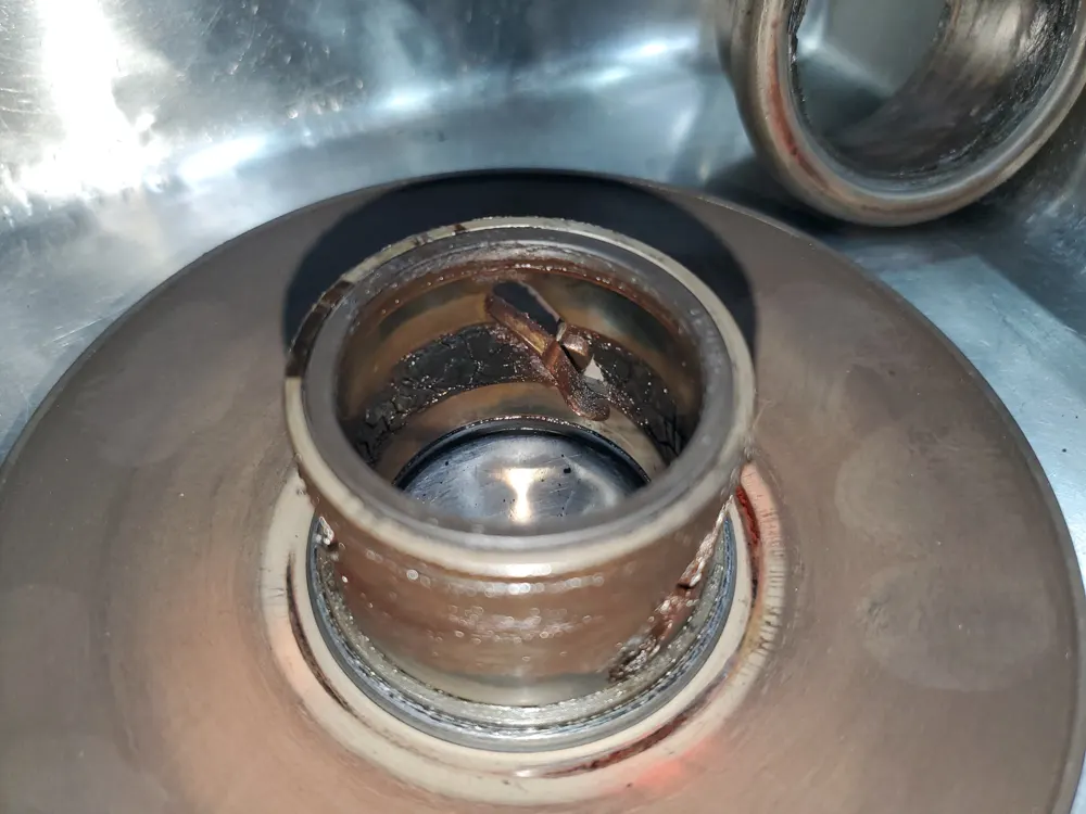 整備作業の写真（駆動系部品の点検）
