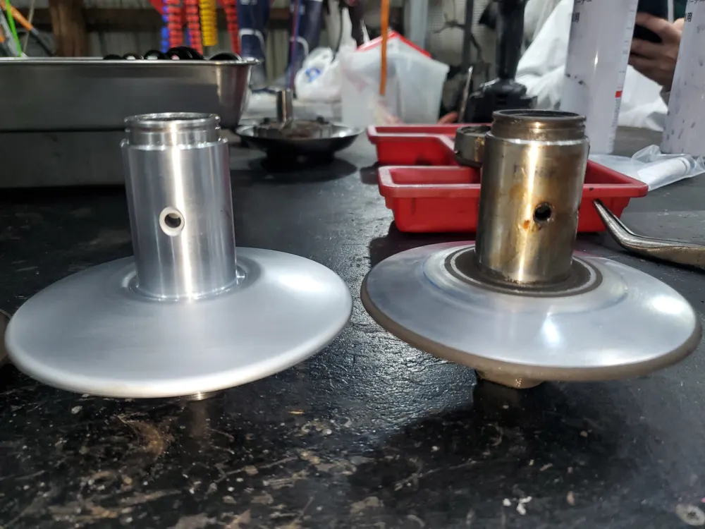 整備作業の写真（駆動系部品の点検）
