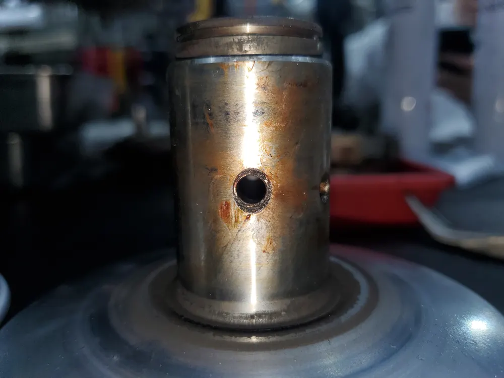 整備作業の写真（駆動系部品の点検）