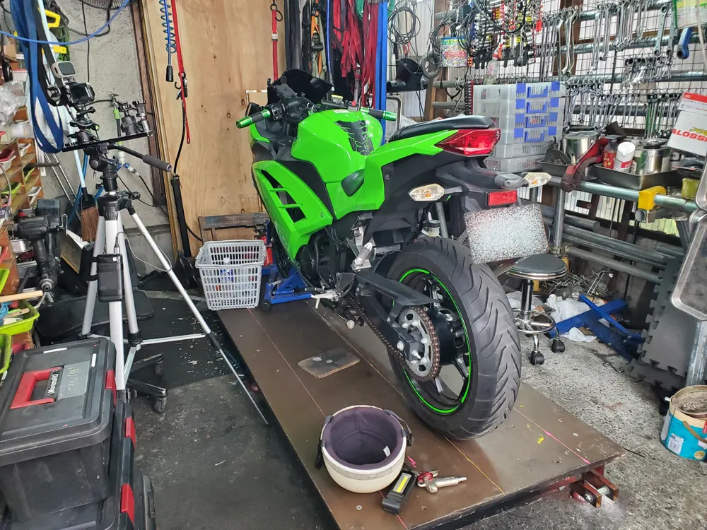整備作業の写真（車両の分解・整備）