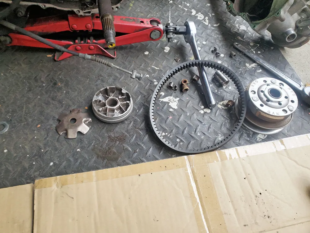 整備作業の写真（車両の分解・整備）