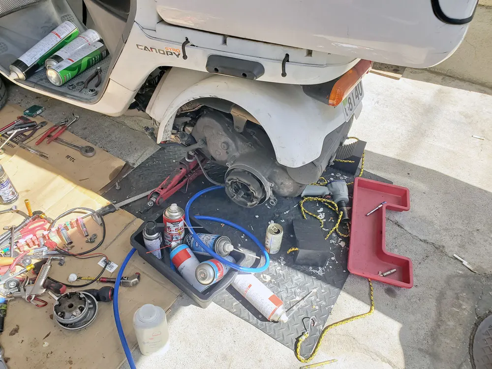整備作業の写真（車両の分解・整備）