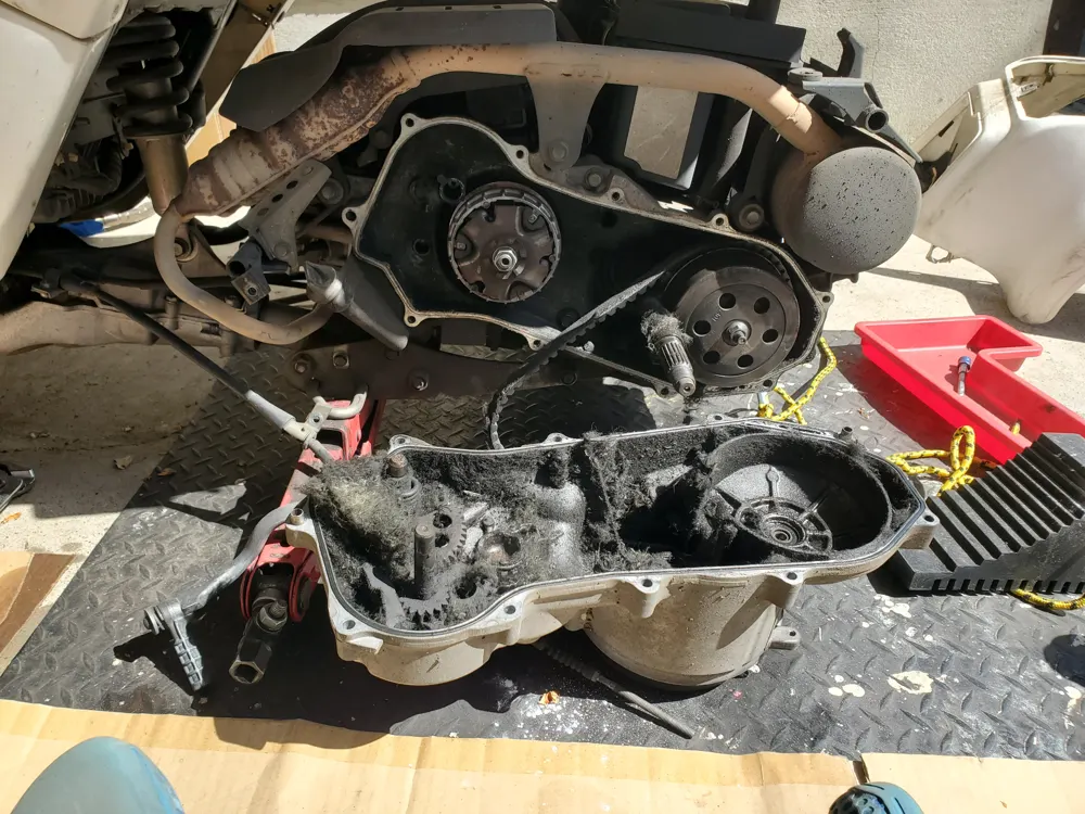 整備作業の写真（車両の分解・整備）