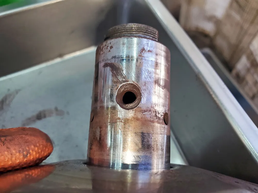 整備作業の写真（駆動系部品の点検）