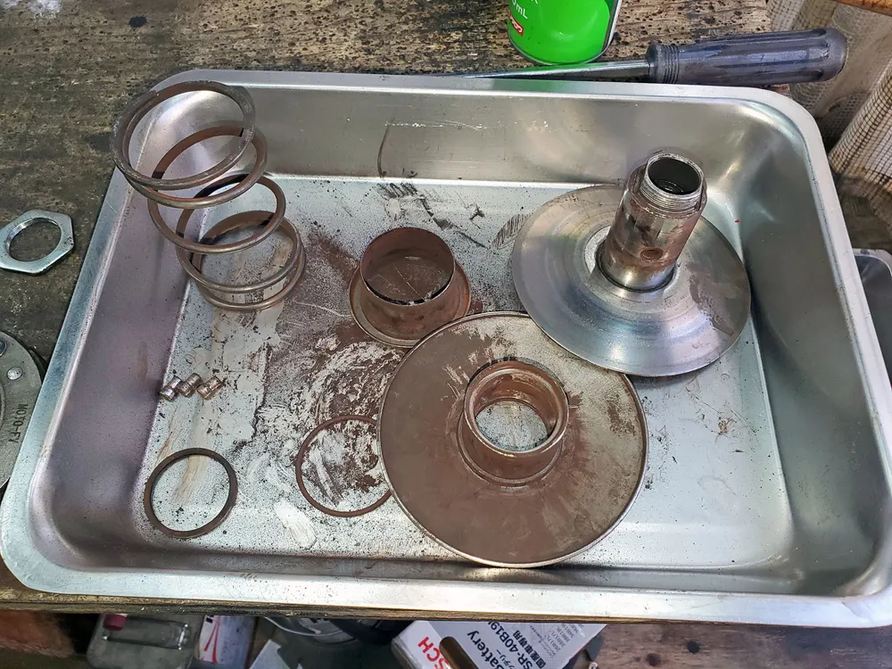 整備作業の写真（駆動系部品の点検）