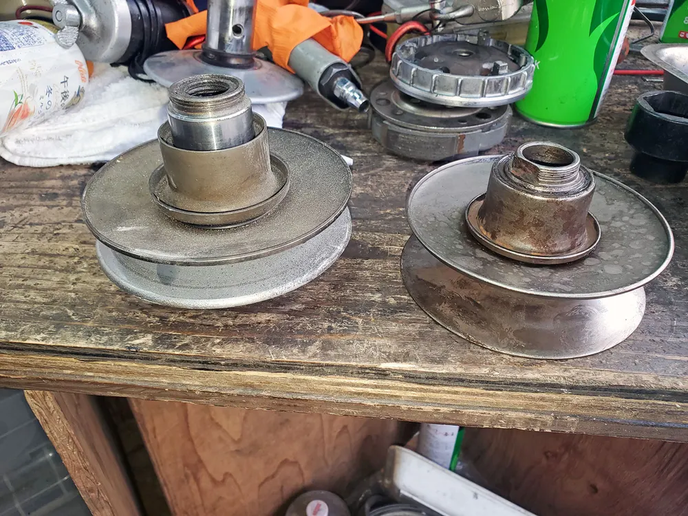 整備作業の写真（駆動系部品の点検）