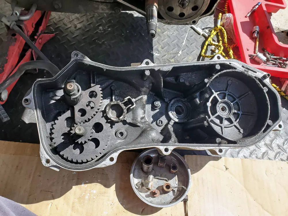 整備作業の写真（車両の分解・整備）