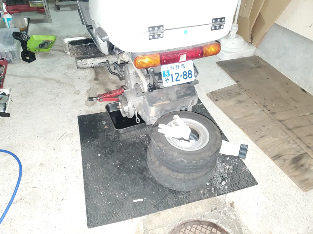 整備作業の写真（車両の分解・整備）