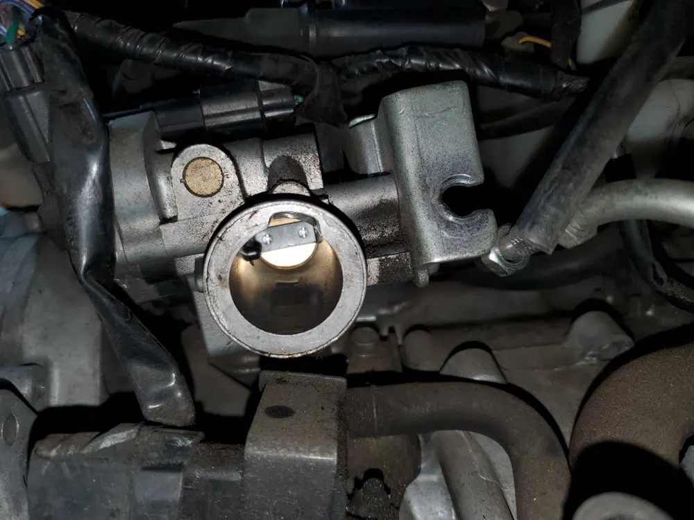 整備作業の写真（車両の分解・整備）