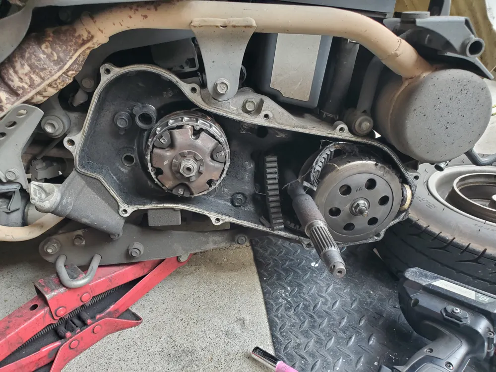 整備作業の写真（車両の分解・整備）