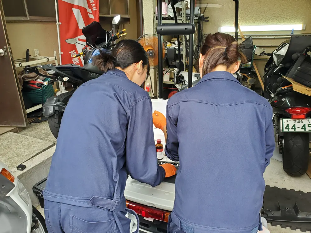 整備作業の写真（車両の分解・整備）