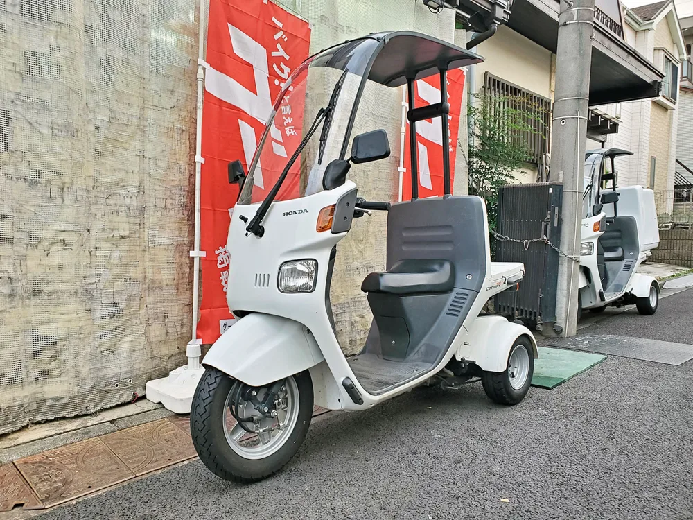 当店で販売したホンダ・ジャイロキャノピー（白色）の外観写真