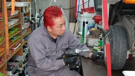 整備作業の様子（ジャイロキャノピーの整備）